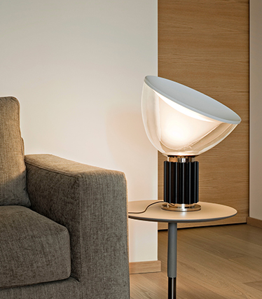 Lampade di design contemporaneo per creare una luce soffusa accanto al divano