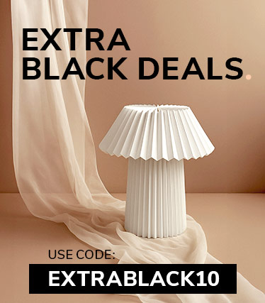 mmagine promozionale per gli Extra Black Deals con una lampada da tavolo bianca plissettata su uno sfondo in tessuto beige e il codice sconto “EXTRABLACK10