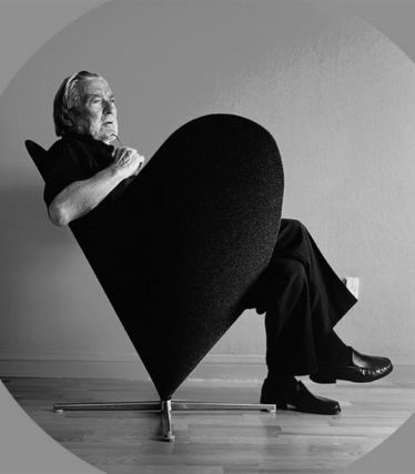 Un’icona del design: Verner Panton su una poltrona scultorea, protagonista di un allestimento monocromatico e minimalista.