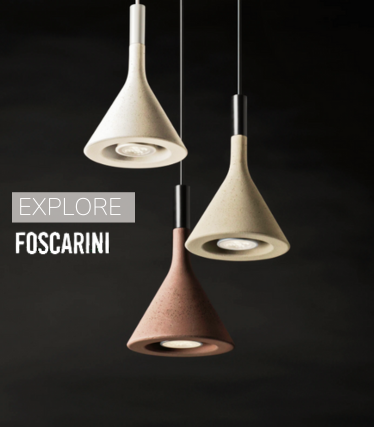 Tre lampade a sospensione minimaliste di Foscarini in colori naturali su sfondo scuro.