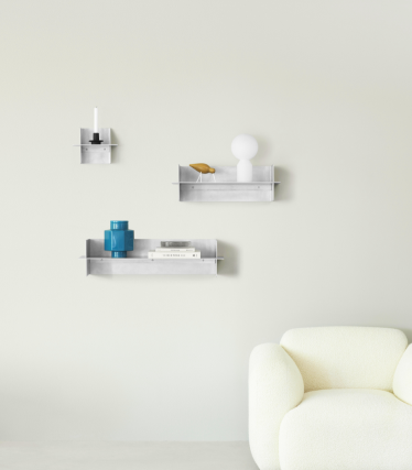 Mensole a parete trasparenti Normann Copenhagen con accessori decorativi in uno spazio abitativo minimalista.