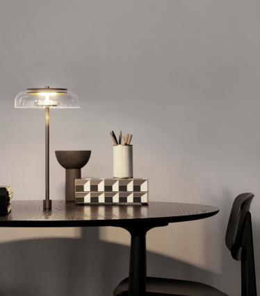 Elegante lampada da tavolo su una scrivania moderna con accessori per la casa raffinati.